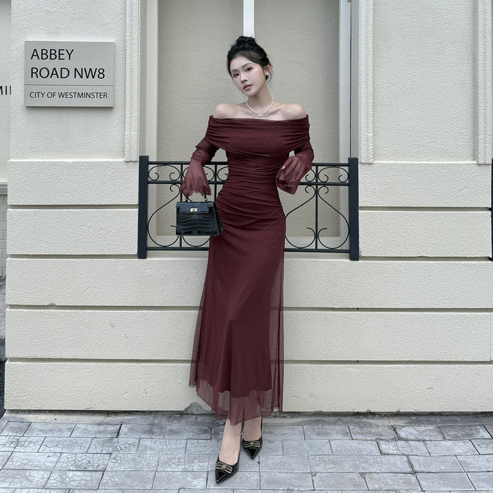 Kvinders Off-Shoulder Aftenkjole med Rynket Design og Lange Ærmer Skovae