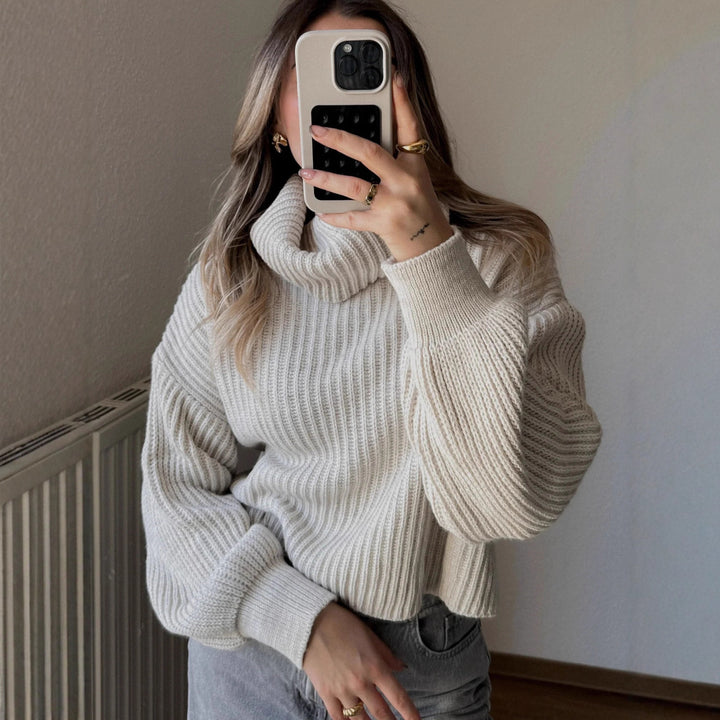 Kvinders chunky strikket sweater med høj krave og bredskårede ærmer Stilla