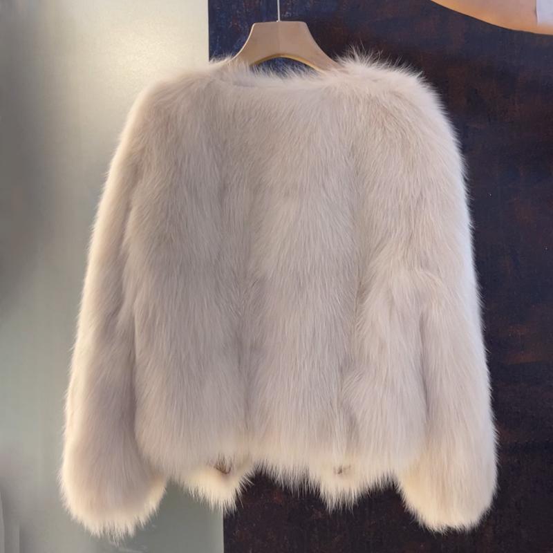 Damerne hyggelige faux fur jakke med elegant snit og dekorative spænder Stilla