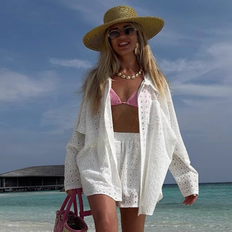 Dame Elegant og luftig strandoutfit med smart bluse og shorts Stilla