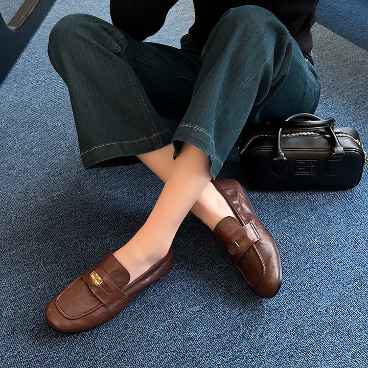 Herrer Sleek Læder Slipper med elegant Metalakcent Stilla