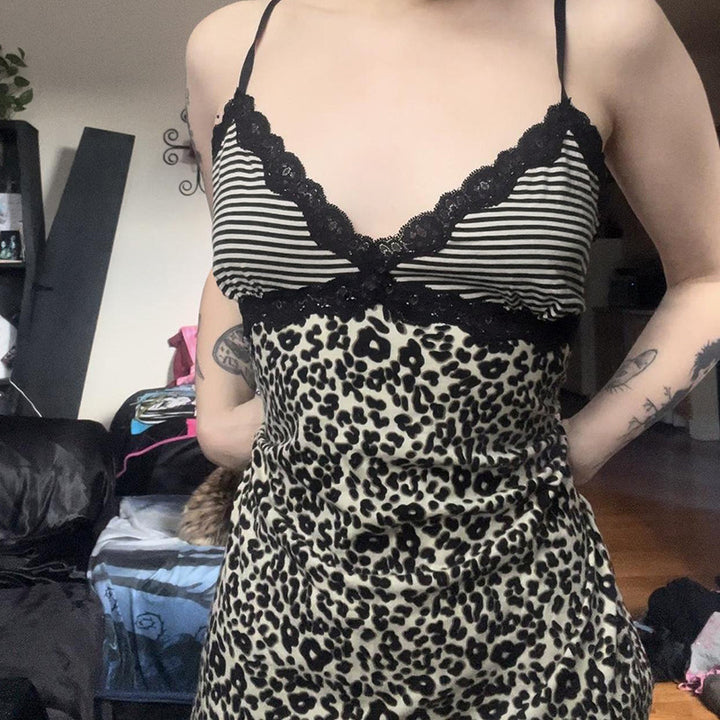 Dame spaghetti-top med elegant spidskant og moderne leopardmønster Skovae