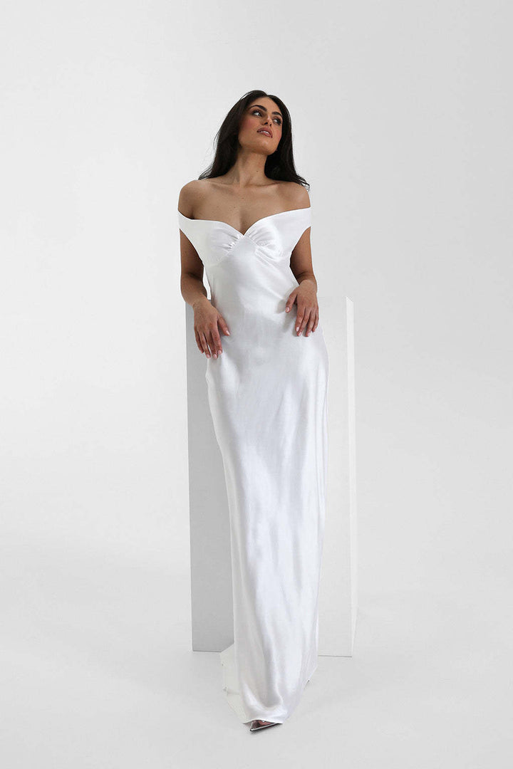 Dame Elegante lang kjole med off-shoulder design og raffinerede draperinger Stilla