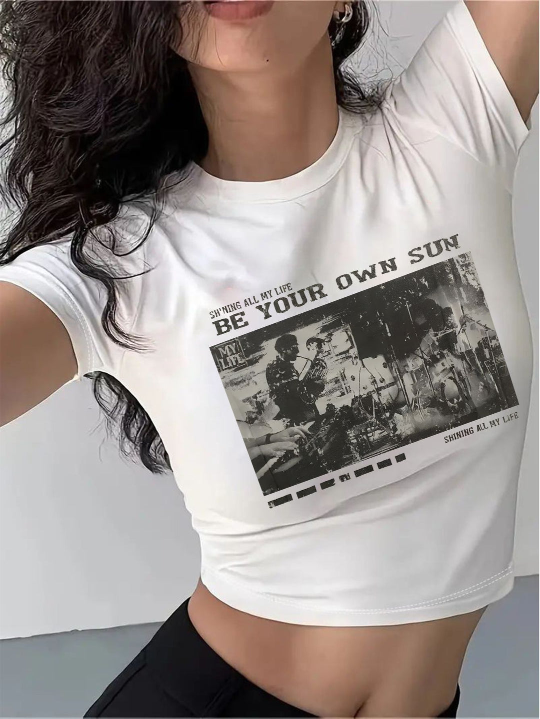 Dame Crop-T-Shirt med animalistisk læbe motiv og iøjnefaldende skrift Skovae