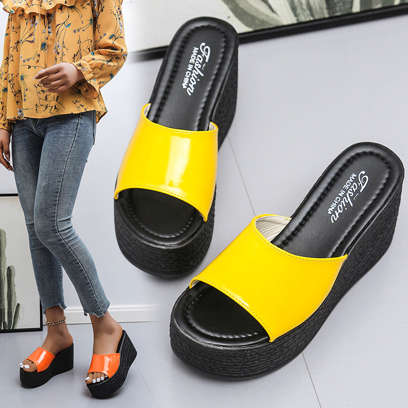 Dame platformsandal med flot glans Stilla