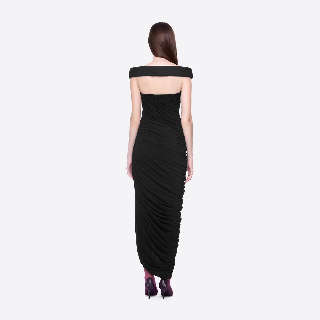 Dame Elegant aftenkjole med off-shoulder-design og raffineret drapering Skovae