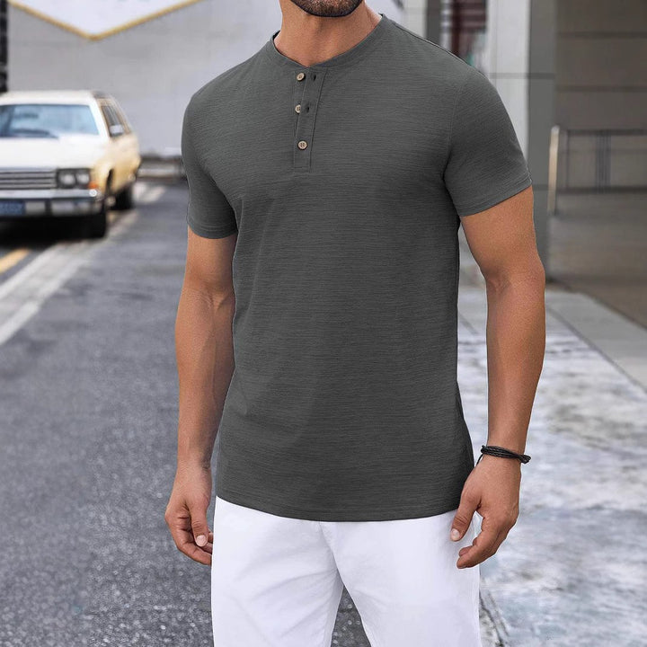 Herre T-shirt med knapper og tidløst design Stilla
