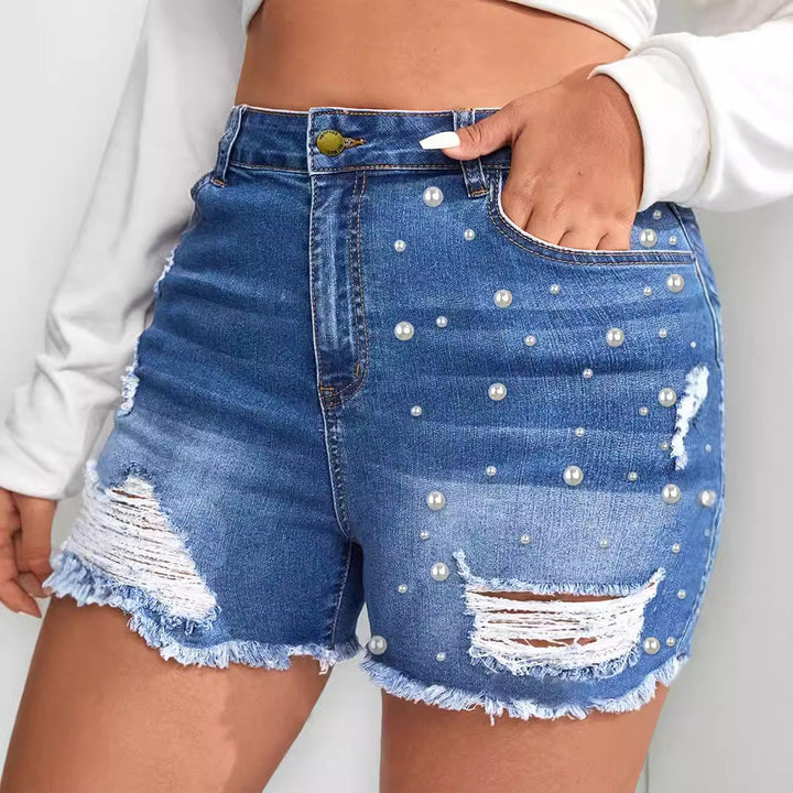 Dame fashionable destroyed denim shorts med perleapplikationer og frynset kant Stilla