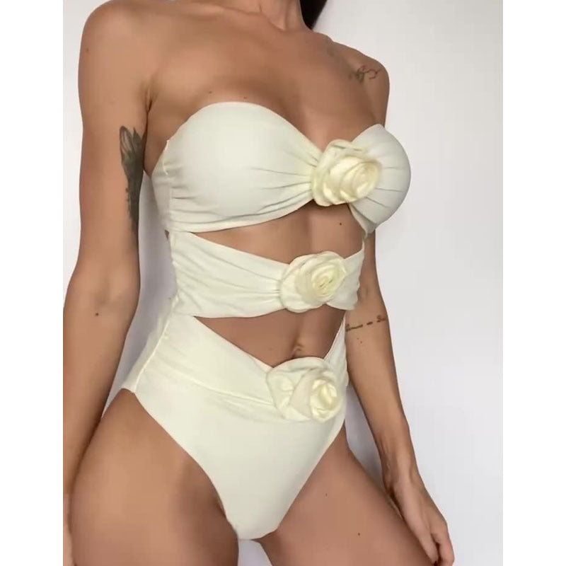 Dame Bikini-sæt med flower-applikationer og innovativt cut-out-design Stilla