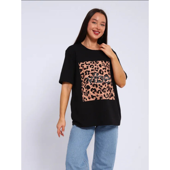 Dame T-shirt med kreativt leopardmotiv og afslappet skrift Stilla