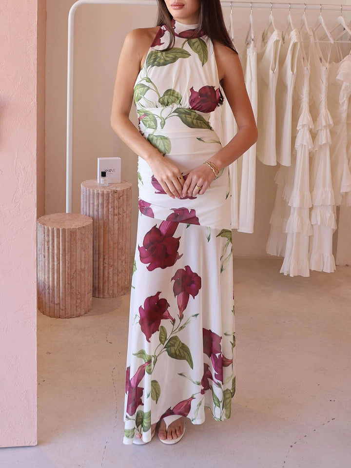 Dame maxikjole med blomsteret halterneck og figursyet snit Stilla