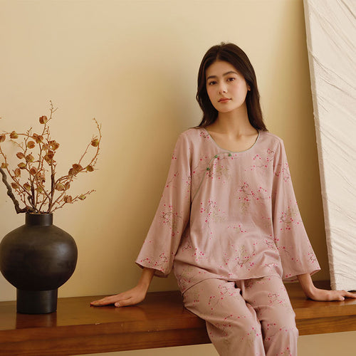 Dame Pyjama-sæt med blomstret design og behagelige, åndbare stofegenskaber Stilla