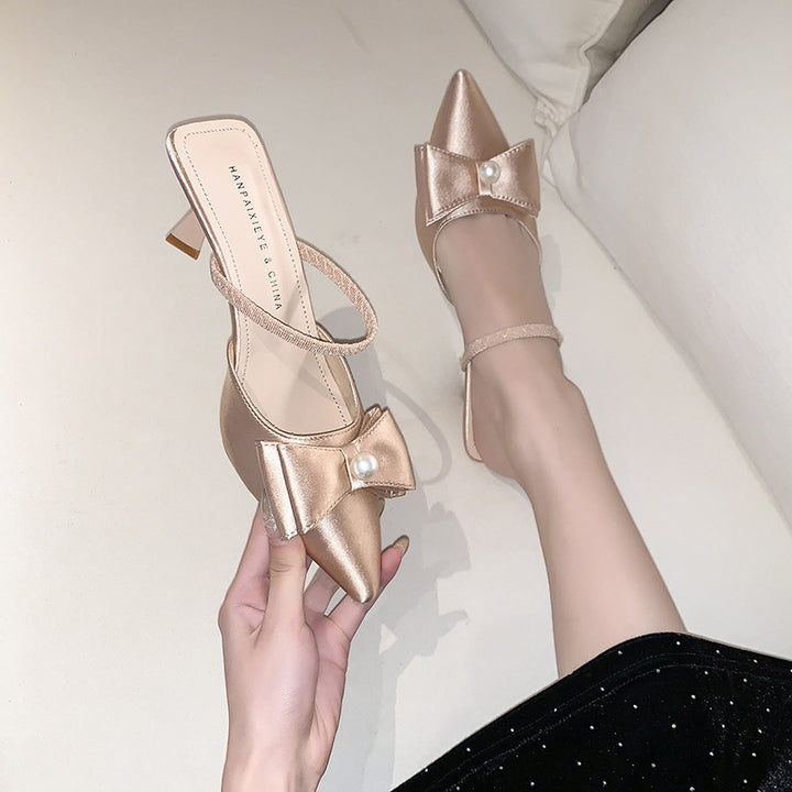 Dame Slingback-hæle med spidse tæer og sløjfe samt perledetalje Stilla