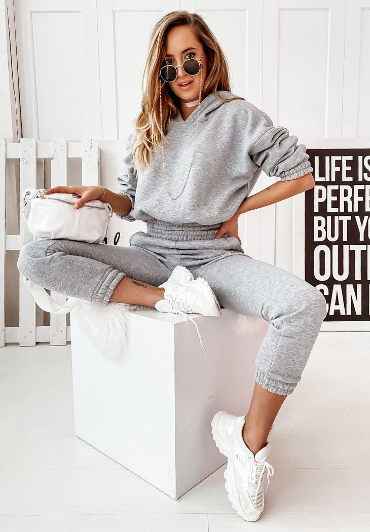 Dame sweatshirt s moderne snit og afslappet snit af hoodie