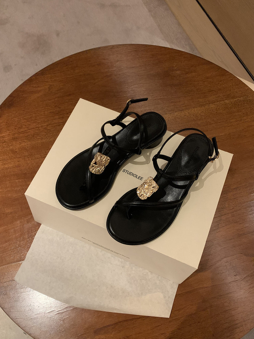 Dame sandaler med elegante gyldne accentuer Stilla