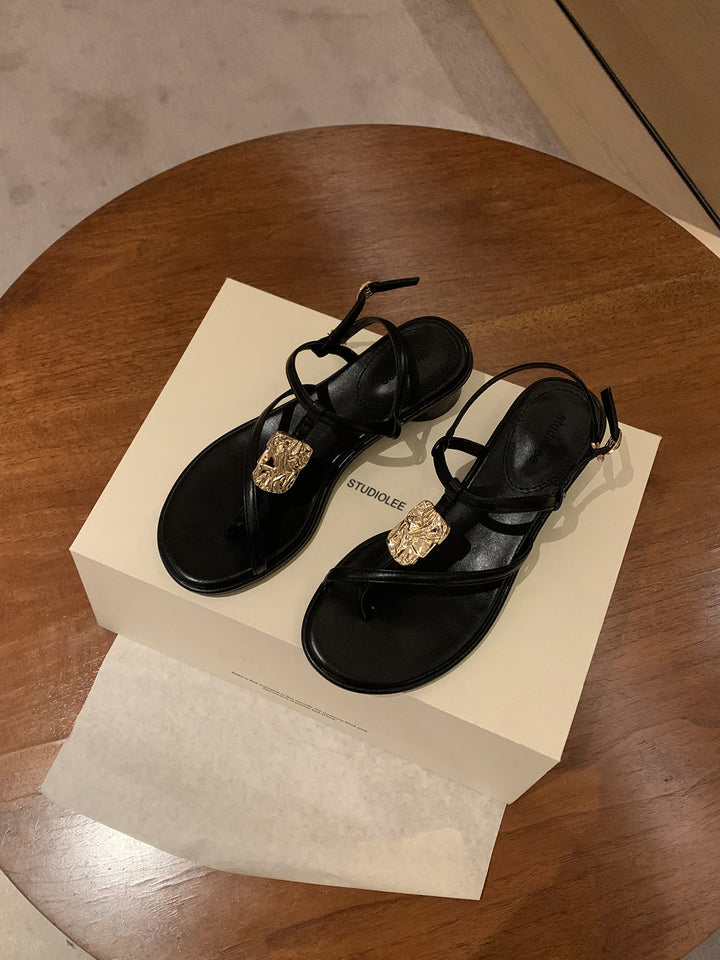Dame sandaler med elegante gyldne accentuer Stilla