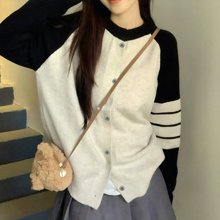 Kvindernes behagelige strik cardigan med knapdetaljer og sportslige striber Stilla