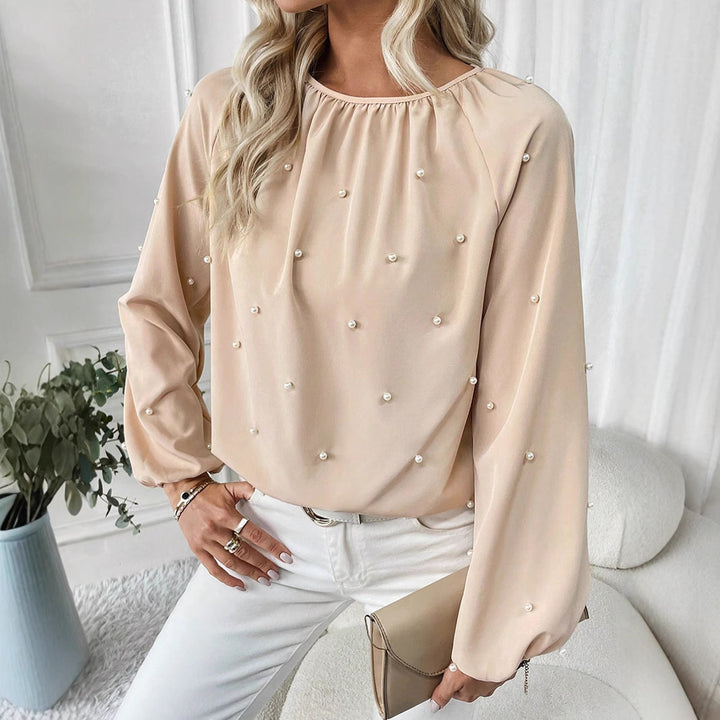 Damernes elegante bluse med perleprydede detaljer og brede ærmer Stilla