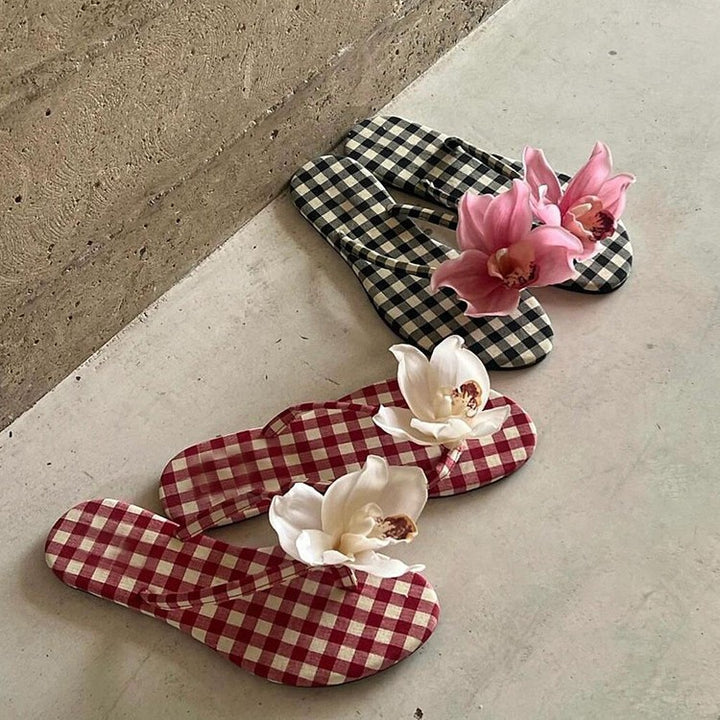 Dame Floral Accent Flip Flops Stilla