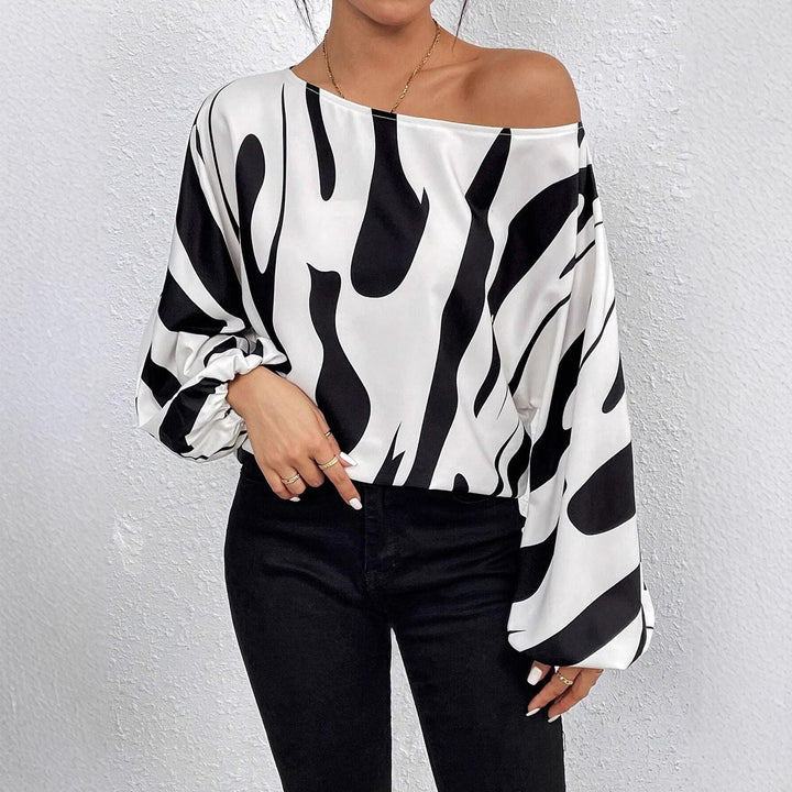 Damebluse med bred pasform og unikt grafikdesign Stilla