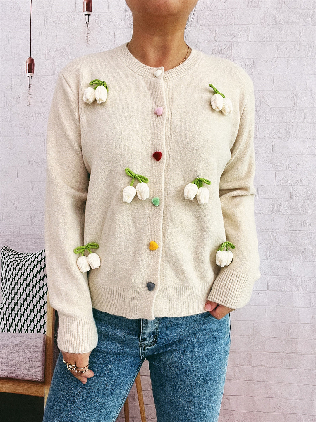 Kvinders cardigan med blomsterdesign og farverige knapdetaljer Stilla
