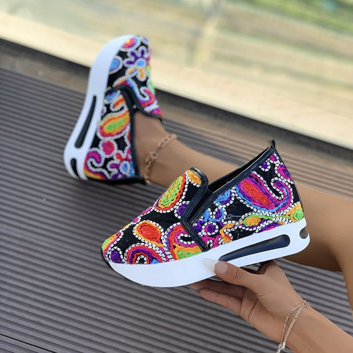 Dame Elastiske Slip-On Sneakers med farverigt mønster og skridsikker sål Stilla