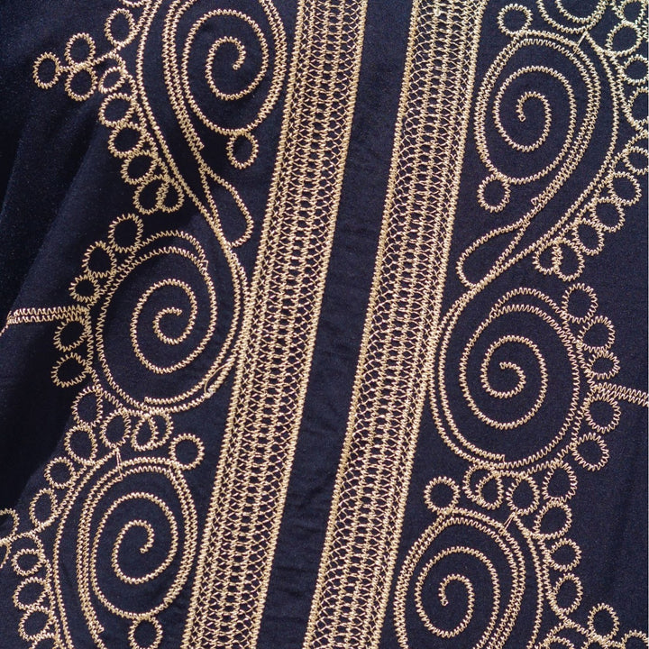 Dame Strandkaftan med kunstnerisk gyldent broderidesign og sidelange slids Stilla