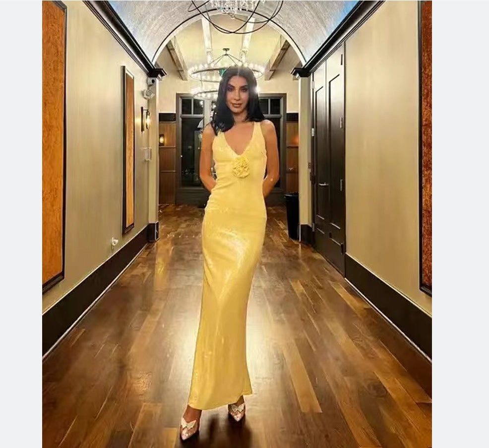 Dame glamorøs glitrende aftenkjole med dyb udskæring og elegant silhuet