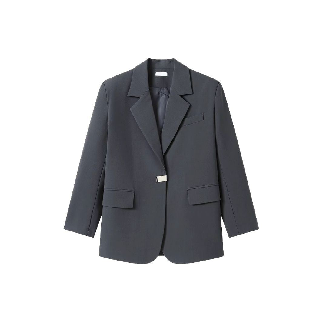 Kvinderne fashionable oversized blazer med elegant snit og dekorativt smykke element Stilla