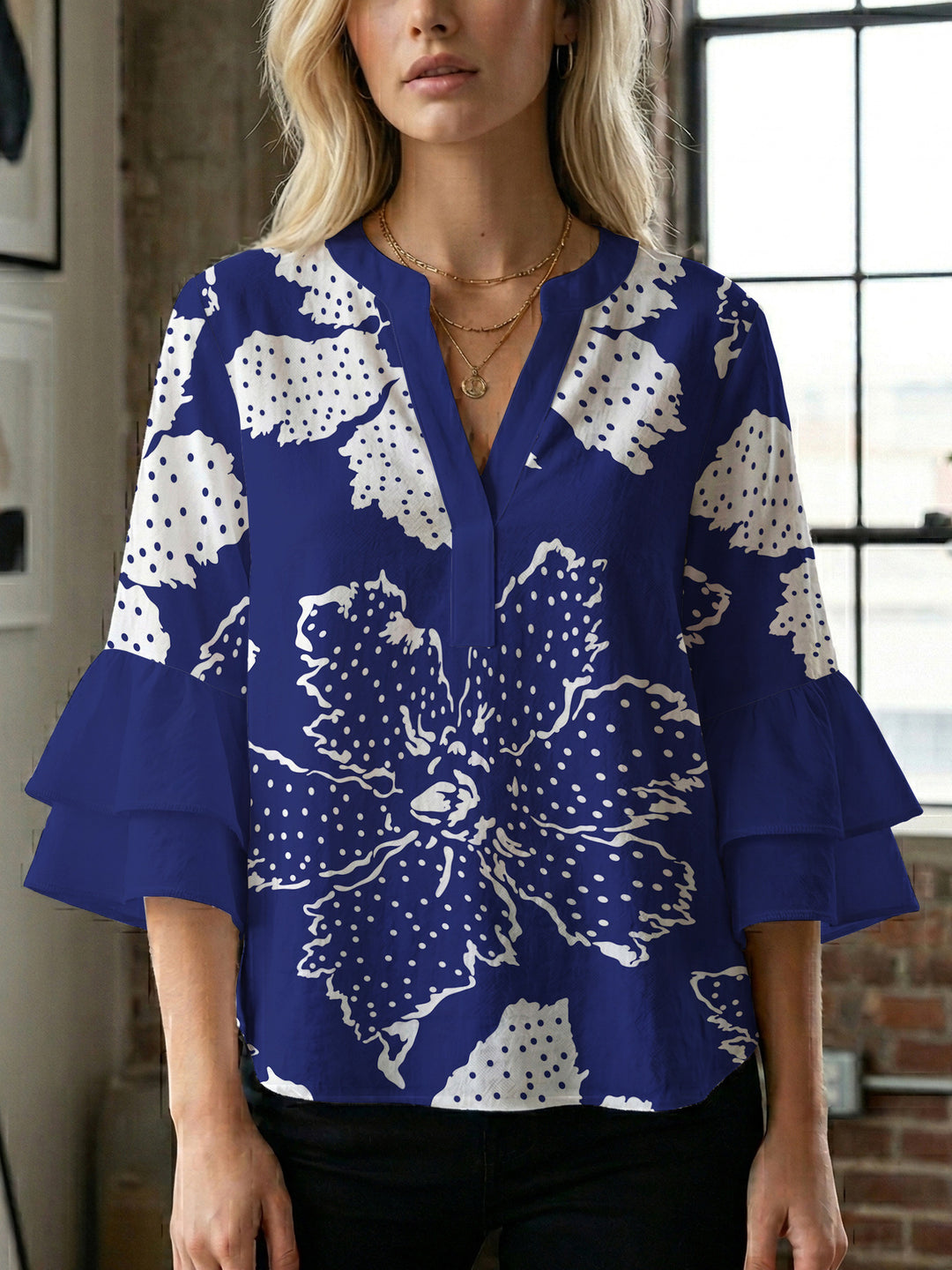 Dame elegant bluser med voluminøse rucheærmer og grafisk blomsterdesign Skovae