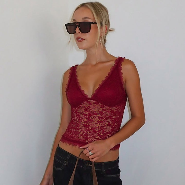 Dame spids-crop-top med fristende V-udskæring og elegante accenter Stilla