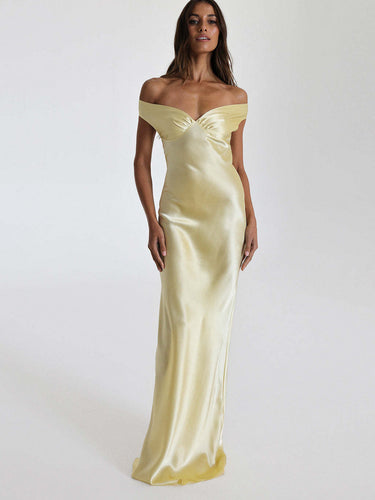 Dame Elegante lang kjole med off-shoulder design og raffinerede draperinger Stilla