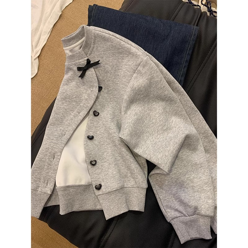 Femme Korte Button-Front Sweatshirt med Hjerte Detalje Stilla