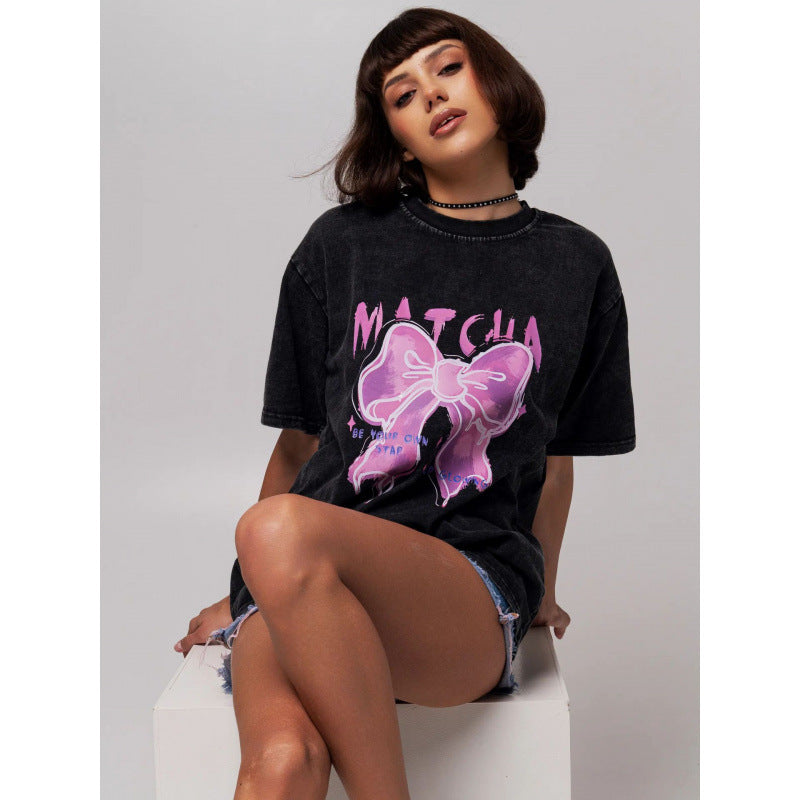 Dame T-shirt med kreativt sløjfemotiv og urbant grafisk tryk Stilla