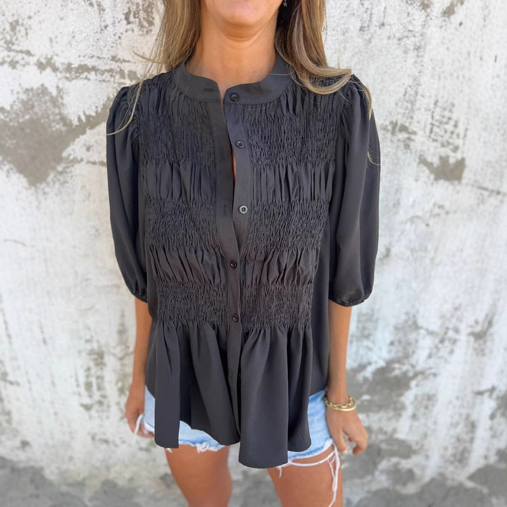Damebluse med rynker og klassiske knapper Stilla