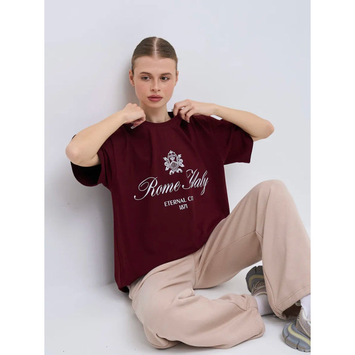Dame Oversized T-shirt med stilfuld Rom-design og højkvalitets skrifttype Stilla