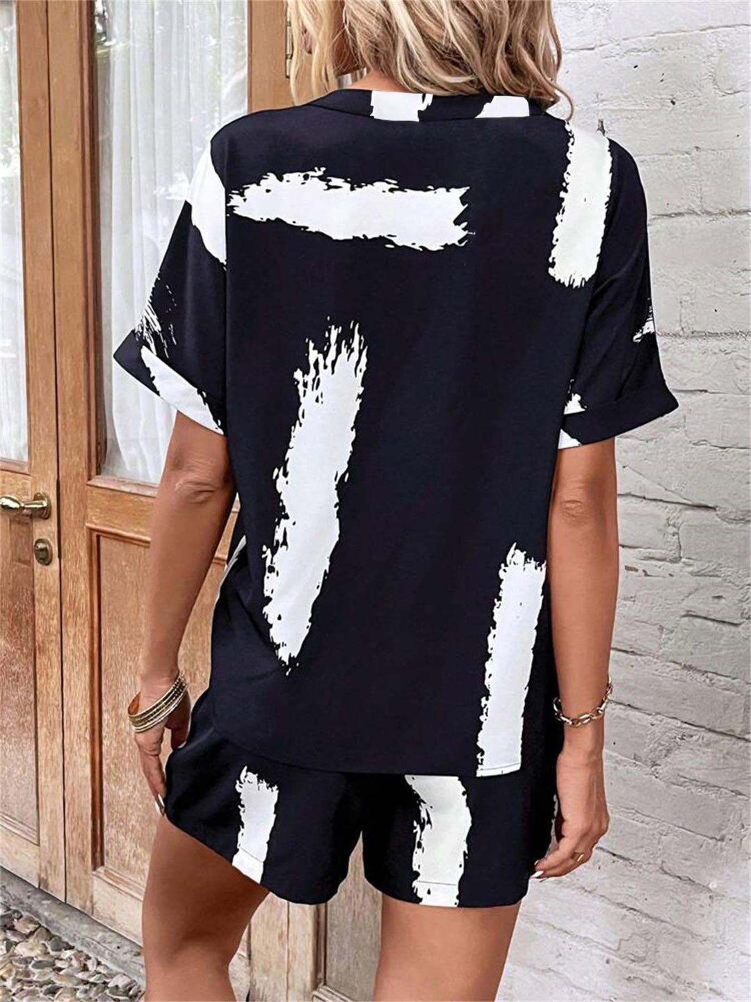 Dame moderat kort jumpsuit med abstrakt mønstret overdel og elastisk talje Stilla