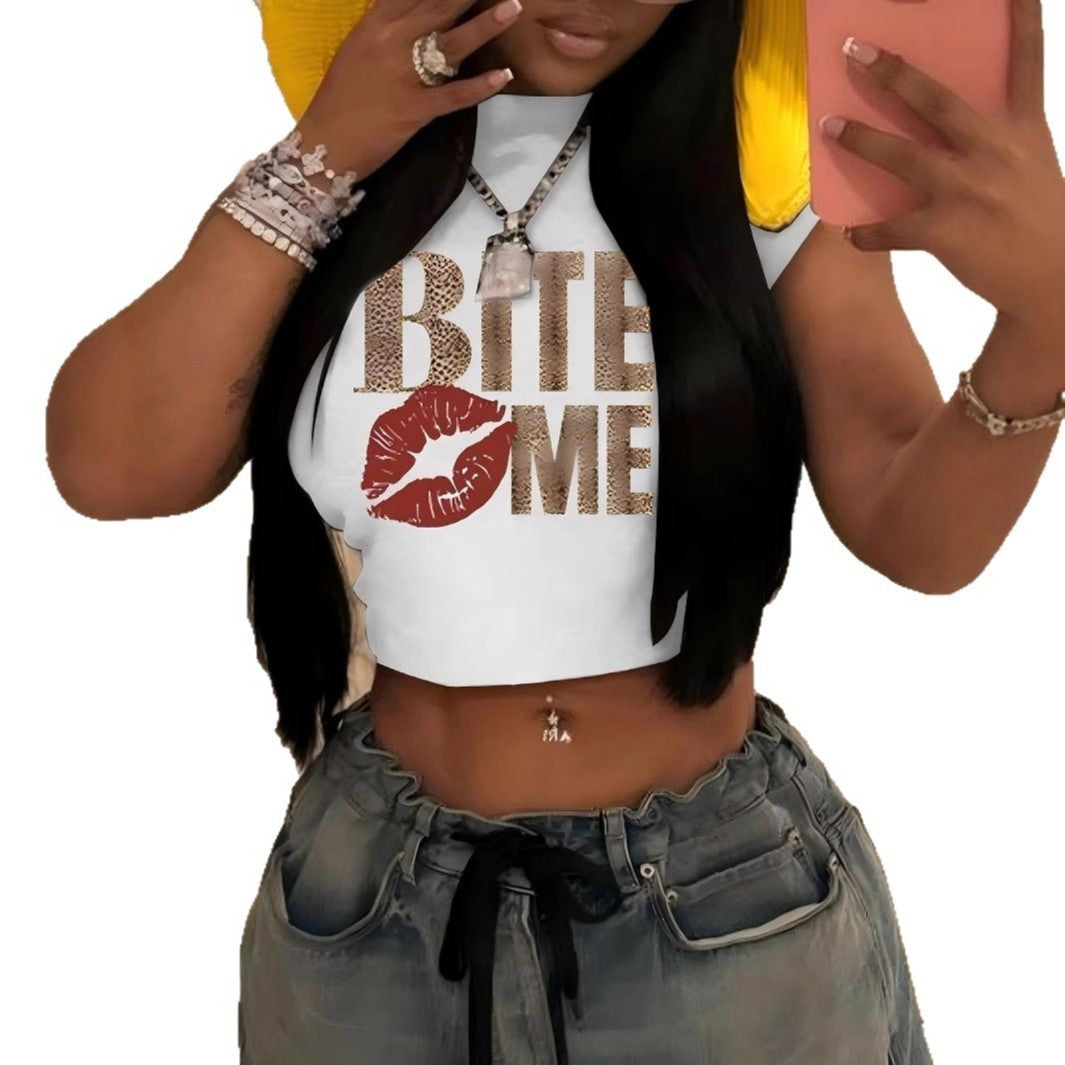 Dame Crop-Top med glitrende læbe motiv og kunstnerisk skrift Skovae