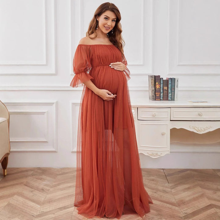 Dame Elegant gravidkjole med off-shoulder design og luftig tyl Stilla