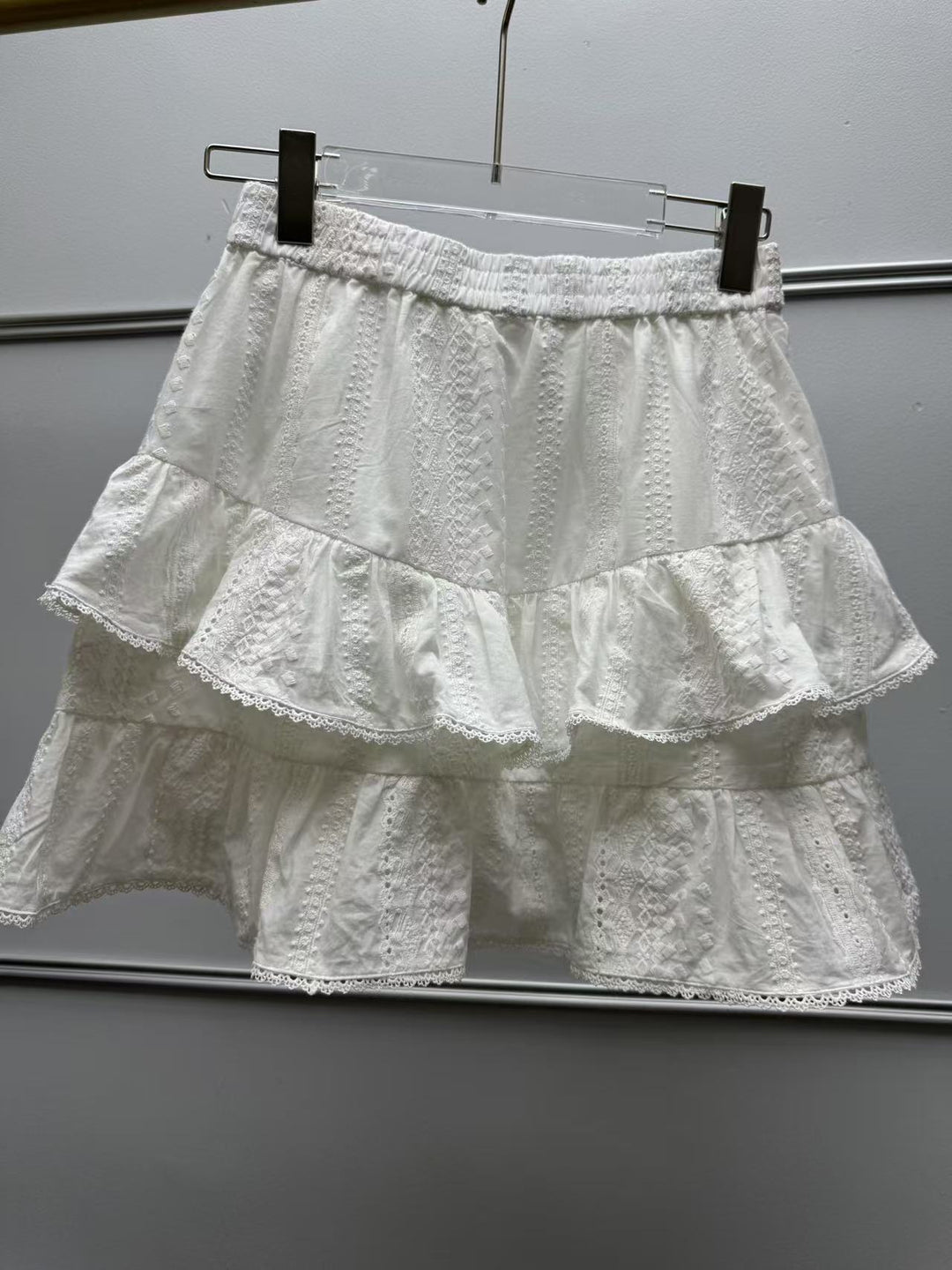 Dame volangskørt med fine hæklede detaljer og blødt flydende stof Stilla
