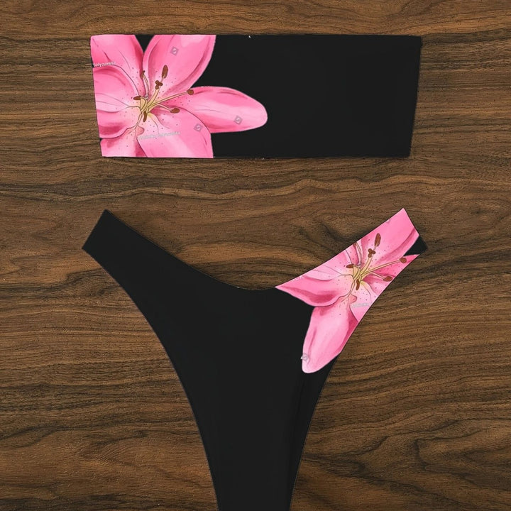 Dame bikini-sæt med elegant bandeau-top og høj benudskæring Stilla