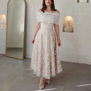Kvinders elegante midi kjole med broderet blonde top og flagrende nederdel
