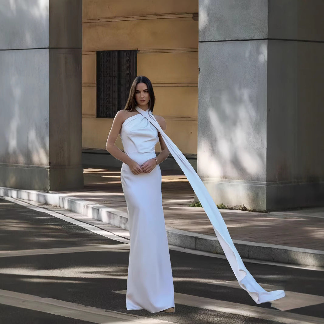 Dame aften kjole med asymmetrisk snit og elegant ståkrave Stilla