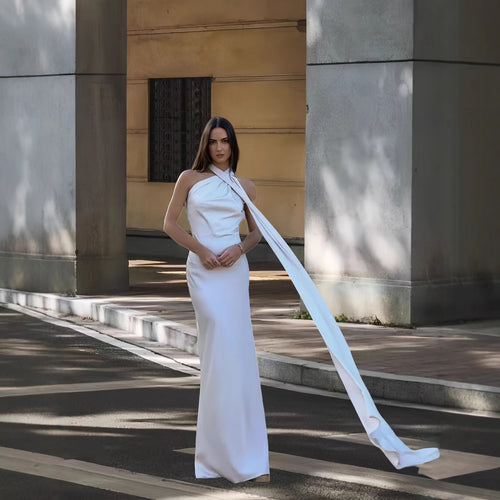 Dame aften kjole med asymmetrisk snit og elegant ståkrave Stilla