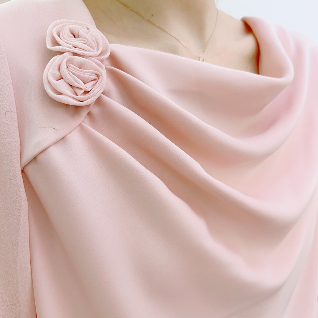 Damebluse med romantisk ruffledetail og elegante knapapplikationer Stilla