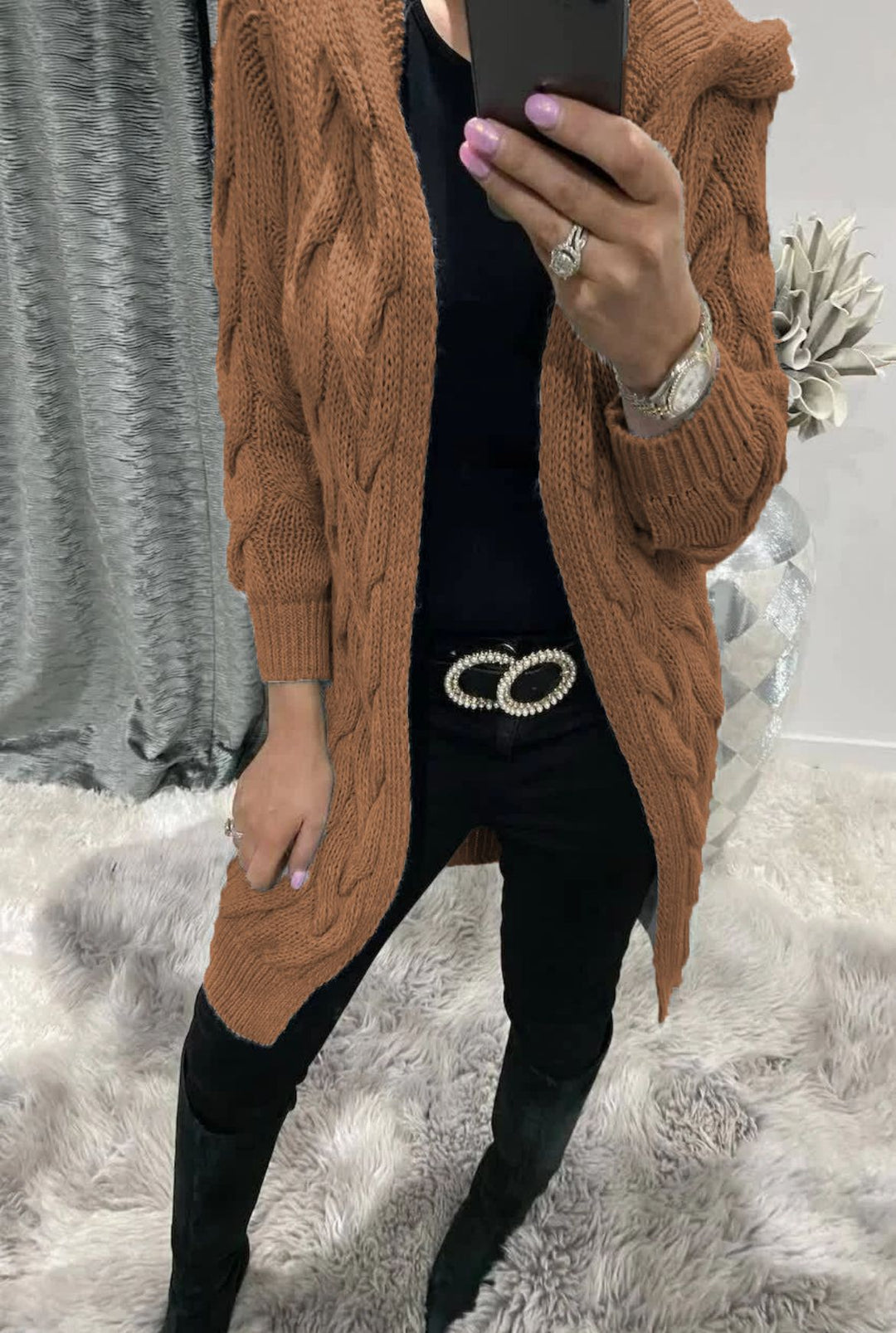 Kvindernes chunky strikket cardigan med nostalgisk cablestruktur og praktiske lommer Stilla