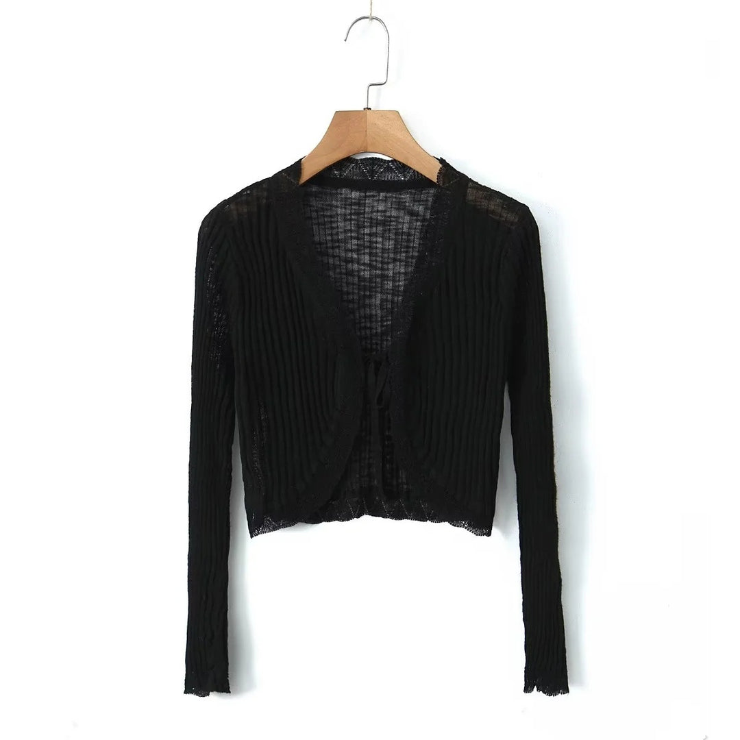 Dame cropped strikjakke med fint ribdesign og sarte spidsdetaljer Stilla