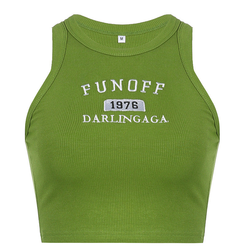 Dame sporty Crop-top med stilfuld tekst og højt lukkede design Skovae