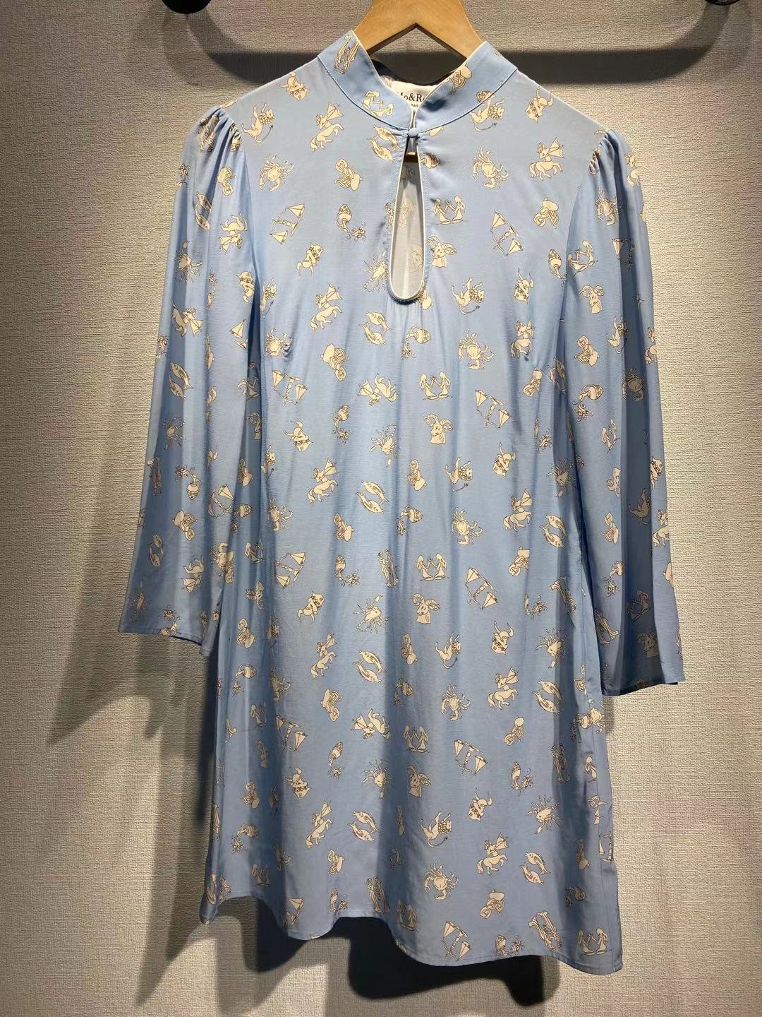 Dame tunika med legende dyremotiv og elegant ståkrave Stilla