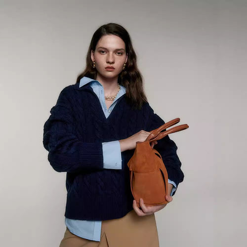 Dame strikket sweater med V-hals og kabelmønster Stilla